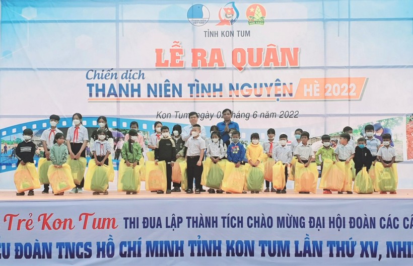 Tỉnh đoàn Kon Tum tặng 50 suất quà cho học sinh khó khăn vươn lên trong học tập.