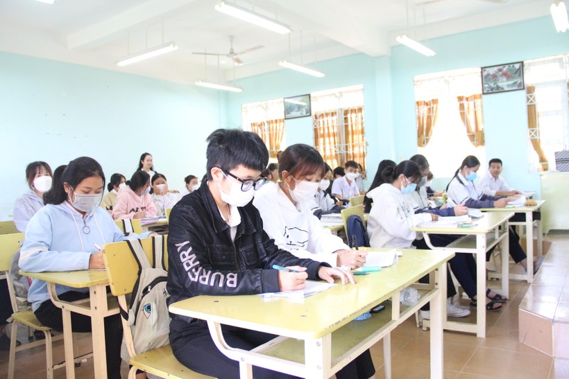 Học sinh lớp 12 tại Kon Tum ôn tập chuẩn bị cho Kỳ thi tốt nghiệp THPT 2022.