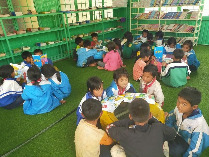 Học sinh trường Tiểu học Đăk Hà trong giờ đọc sách tại thư viện.