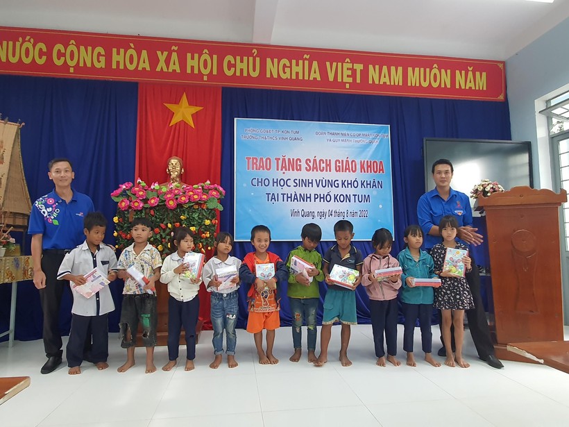 Đoàn Thanh Niên Co.op Mart Kon Tum đã trao tặng SGK chương trình GDPT 2018 cho học sinh lớp 3 và 7 có hoàn cảnh khó khăn trên địa bàn.