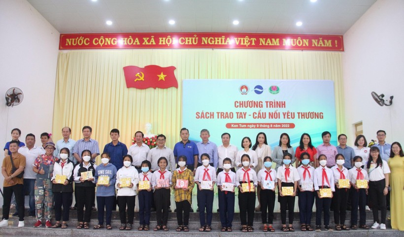 Hàng nghìn bộ SGK, vở được trao cho học sinh khó khăn tại Kon Tum.