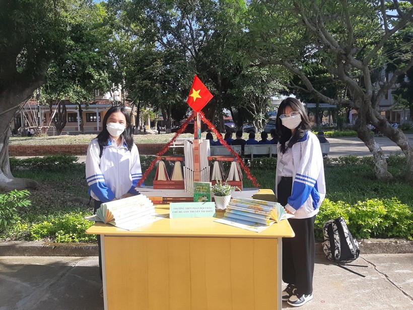 Học sinh trường THPT Phan Bội Châu tham gia Ngày hội đọc sách.