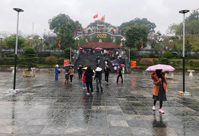 Nhiều du khách đến tham quan đền Cửa Ông hồi đầu năm 2022. Ảnh: Minh Cương