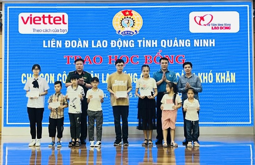 Đại diện Liên đoàn Lao động tỉnh Quảng Ninh, Tập đoàn Công nghiệp Viễn thông Quân đội Viettel, Quỹ Tấm lòng vàng (Báo Lao động) trao học bổng cho các em học sinh.