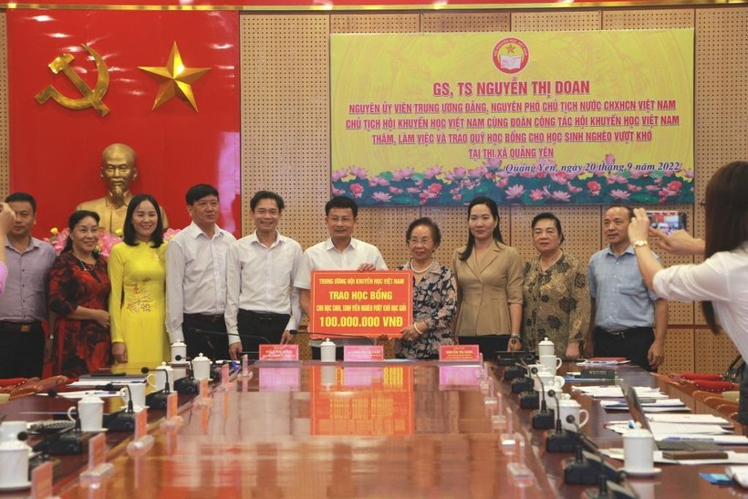 Nguyên Phó Chủ tịch nước Nguyễn Thị Doan trao 100 triệu đồng cho Hội khuyến học thị xã Quảng Yên.