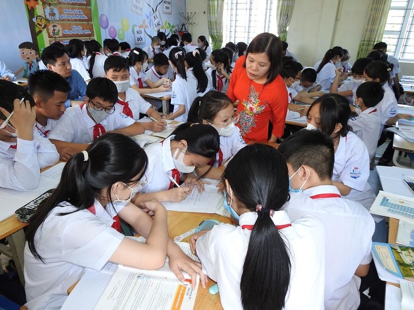 Thứ trưởng Nguyễn Hữu Độ dự giờ tiết học tại Quảng Ninh ảnh 1