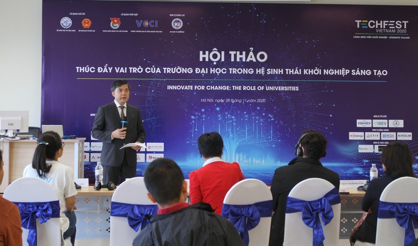 Ông Bùi Văn Linh trình bày tham luận tại hội thảo.