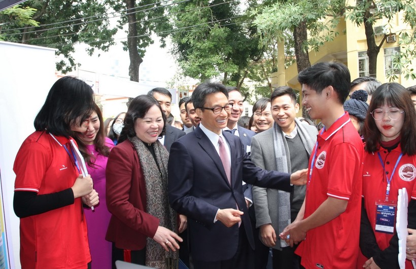 Phó Thủ tướng Vũ Đức Đam tham quan gian trưng bày của sinh viên Trường Đại học Sư phạm Hà Nội 2.