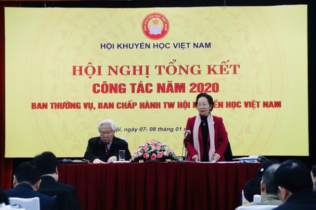 Nguyên Phó Chủ tịch nước Nguyễn Thị Doan - Chủ tịch Hội Khuyến học Việt Nam chủ trì hội nghị.
