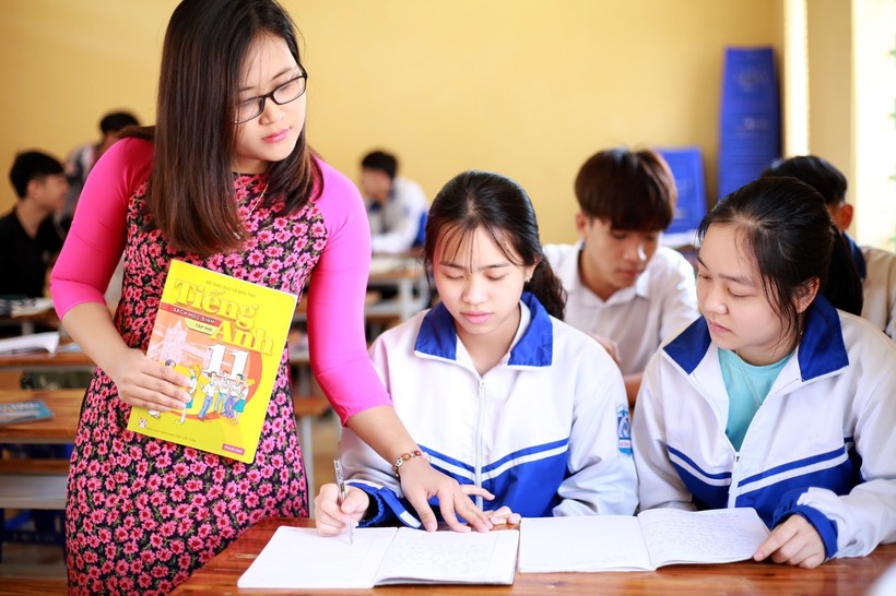 Cô Hà Ánh Phượng và học sinh Trường THPT Hương Cần.