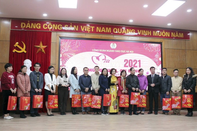 Công đoàn ngành GD-ĐT Hà Nội tặng quà Tết cho các giáo viên có hoàn cảnh khó khăn
