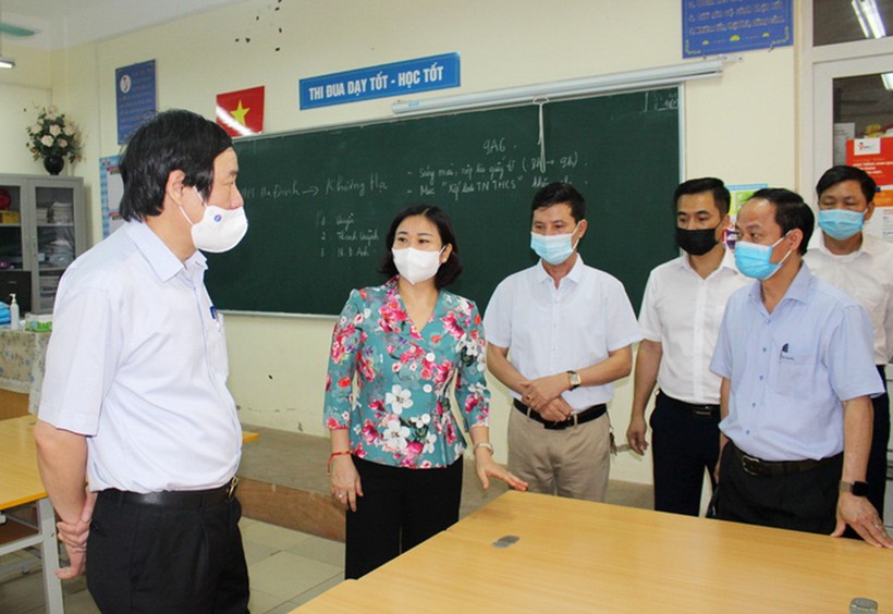 Phó Bí thư Thường trực Thành ủy Hà Nội Nguyễn Thị Tuyến kiểm tra tại điểm thi Trường THCS Thanh Liệt
