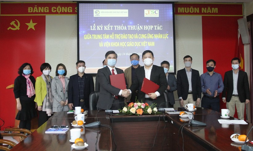 Lãnh đạo Trung tâm Hỗ trợ đào tạo và Cung ứng nhân lực và lãnh đạo Viện Khoa học Giáo dục Việt Nam ký kết thỏa thuận hợp tác