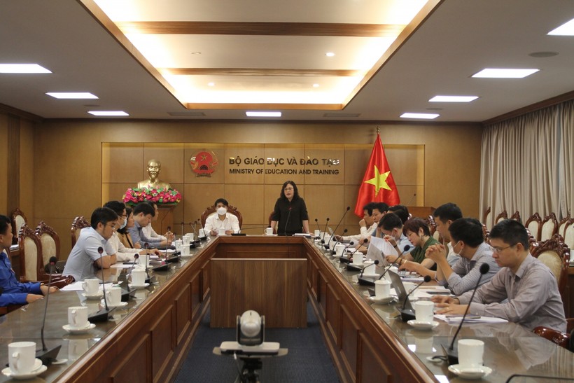 Thứ trưởng Bộ GD&ĐT Ngô Thị Minh phát biểu tại cuộc họp. 