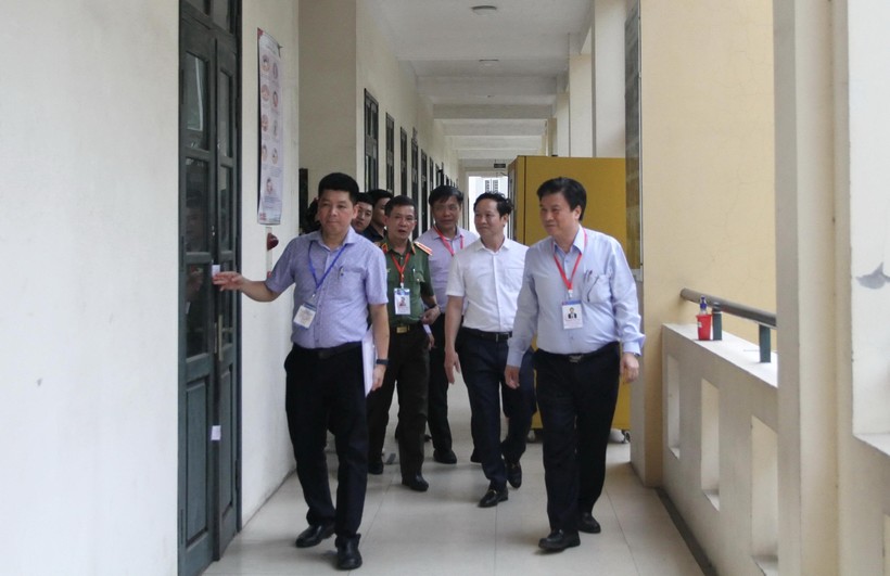 Thứ trưởng Nguyễn Hữu Độ kiểm tra cơ sở vật chất tại Trường THPT Thăng Long.