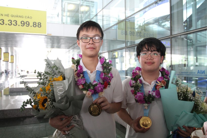 Bộ GD&ĐT chúc mừng thành tích xuất sắc của đoàn học sinh Việt Nam tại Olympic Toán quốc tế ảnh 2