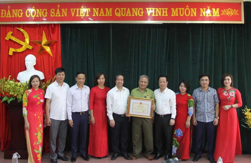 Bộ trưởng Nguyễn Kim Sơn tặng bằng khen cho thí sinh cao tuổi nhất, thương binh hạng 3/4 ảnh 3
