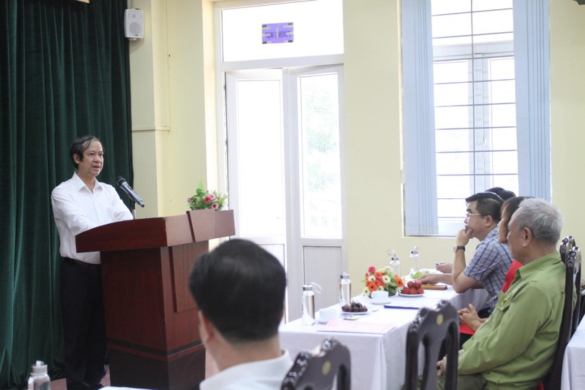 Bộ trưởng Nguyễn Kim Sơn tặng bằng khen cho thí sinh cao tuổi nhất, thương binh hạng 3/4 ảnh 1