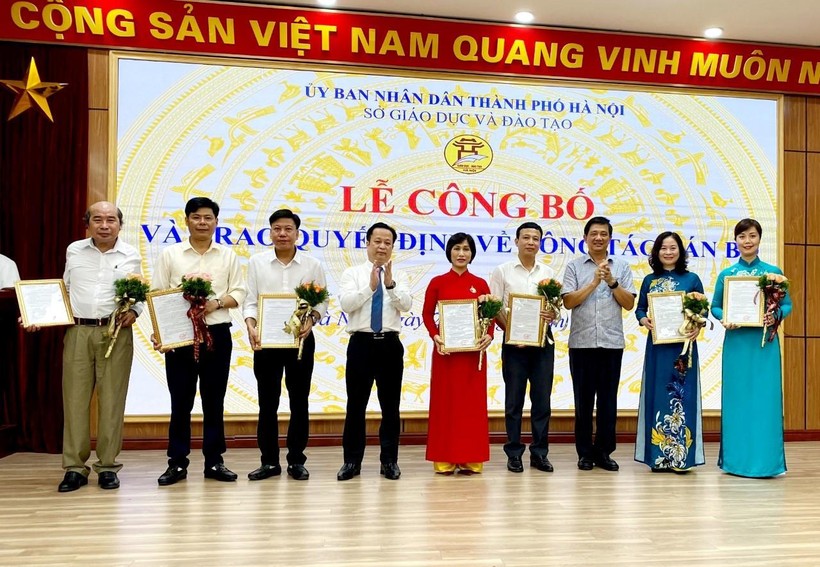 Lãnh đạo Sở GD&ĐT Hà Nội trao quyết định nghỉ hưu, bổ nhiệm, bổ nhiệm lại cho 7 cán bộ quản lý trường công lập