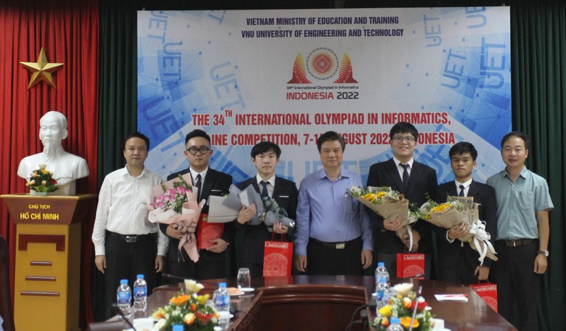  Thứ trưởng Bộ GD&ĐT Nguyễn Hữu Độ chúc mừng thành tích xuất sắc của đội tuyển Olympic Tin học quốc tế