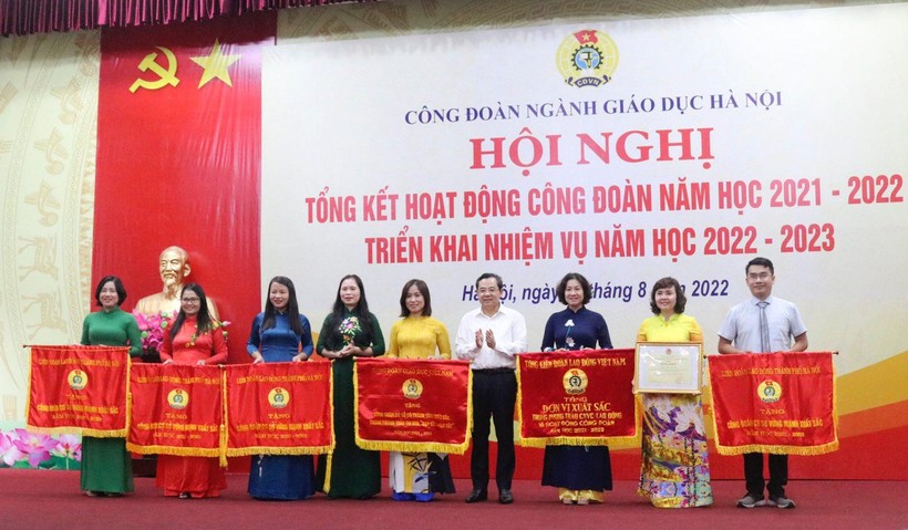 Lãnh đạo Công đoàn Giáo dục Việt Nam, Liên đoàn Lao động thành phố Hà Nội tặng cờ thi đua cho các đơn vị xuất sắc.