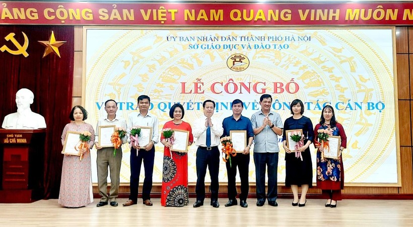 Lãnh đạo Sở GD&ĐT Hà Nội trao các quyết định bổ nhiệm.