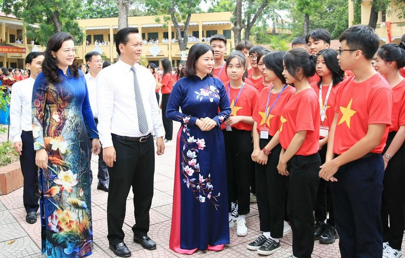 Lãnh đạo Hà Nội chung vui cùng hơn 2,2 triệu học sinh trong ngày hội khai trường ảnh 2