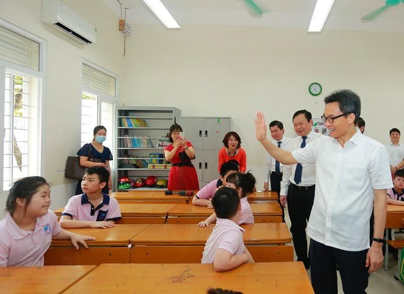 Phó Thủ tướng Vũ Đức Đam vui khai giảng với học sinh tiểu học ảnh 2