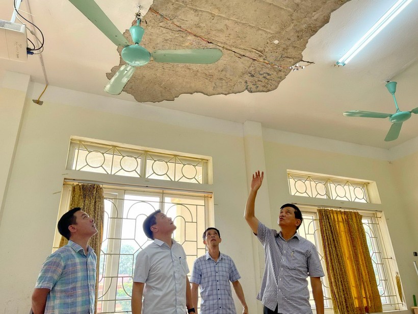 Lãnh đạo Sở GD&ĐT Hà Nội kiểm tra Trường THPT Minh Quang sau vụ vữa trần rơi trong lớp học
