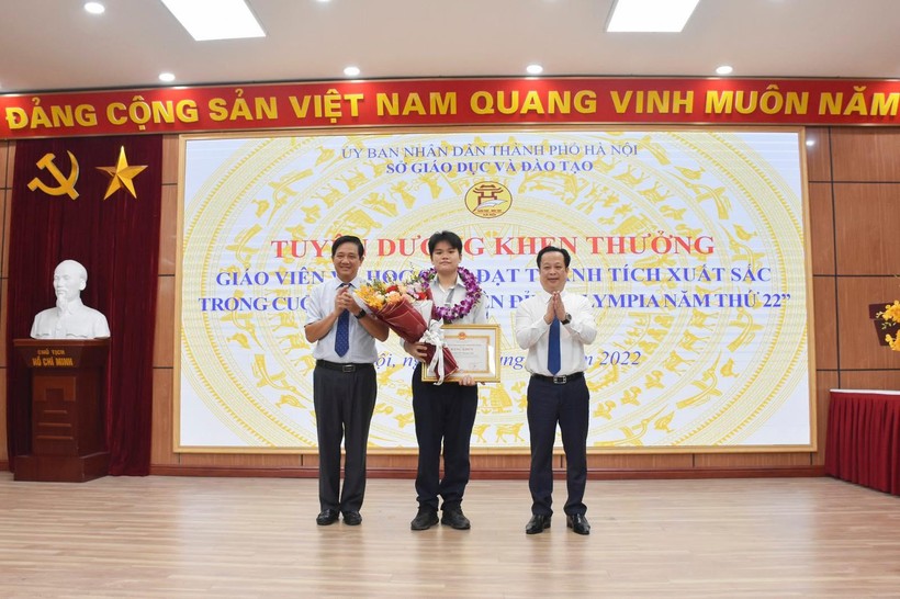 Chủ tịch Hà Nội tặng bằng khen á quân Đường lên đỉnh Olympia Vũ Nguyên Sơn ảnh 1