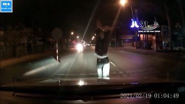 Nam thanh niên nhảy múa chặn đầu xe ô tô giữa đêm. Ảnh cắt từ clip