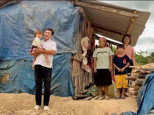 Ông Đoàn Ngọc Hải quyết định không đòi lại tiền, tiếp tục xây dựng nhà tình thương cho bà con nghèo ở huyện Nam Trà My. Ảnh: Dân trí