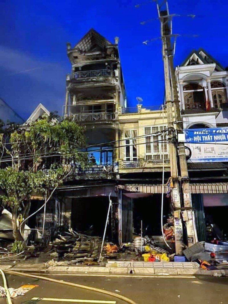 Căn nhà 4 tầng của gia đình ông T. bị ngọn lửa thiêu rụi lúc rạng sáng 10/6. Ảnh: Dân Việt