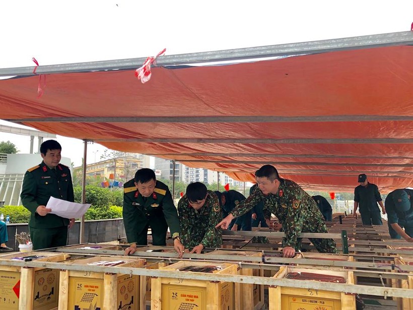 Cán bộ chiến sĩ LLVT quận Thanh Xuân kiểm tra an toàn đấu nối sẵn sàng cho màn pháo hoa đêm Giao thừa.
