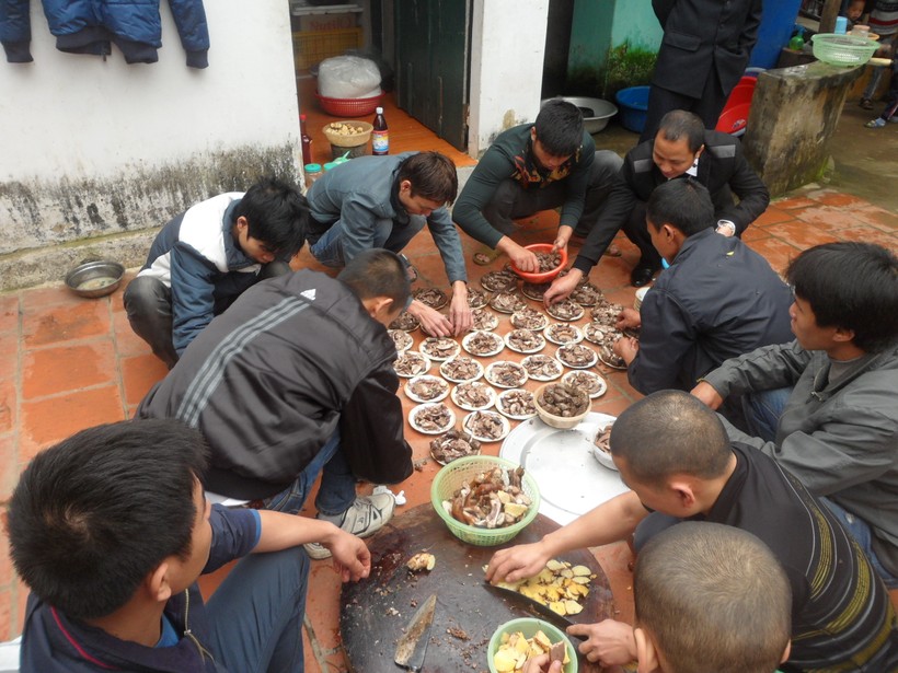 Cứ vào mùng 4 Tết Nguyên đán hàng năm, người dân làng Yên Trường (xã Trường Yên, Chương Mỹ, Hà Nội) lại cùng nhau tổ chức tục ăn thịt chó để “đổi vị” lấy may đầu Xuân.