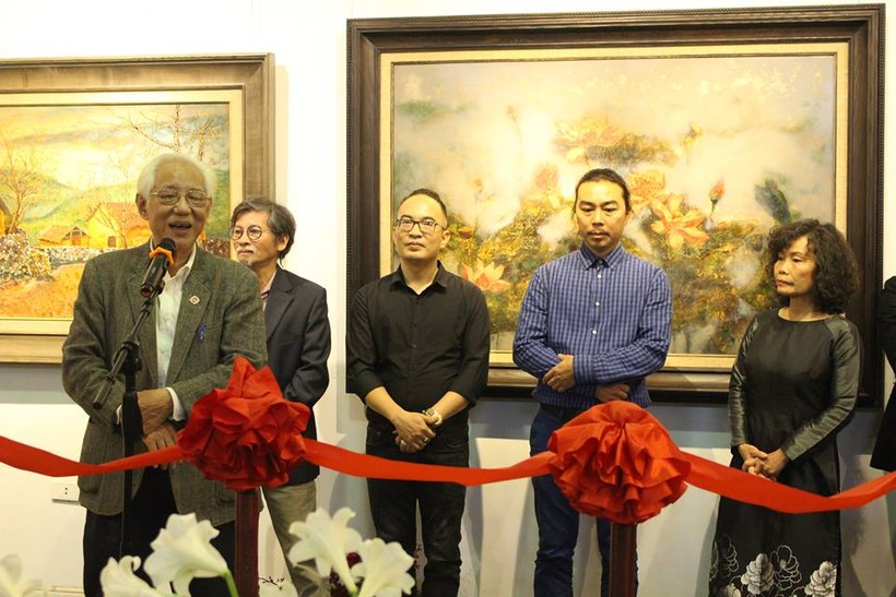Họa sĩ Trần Khánh Chương, Chủ tịch Hội Mỹ thuật Việt Nam cùng nhóm tác giả cắt băng khai mạc triển lãm tranh sơn mài với chủ đề “Tháng 4 về”.