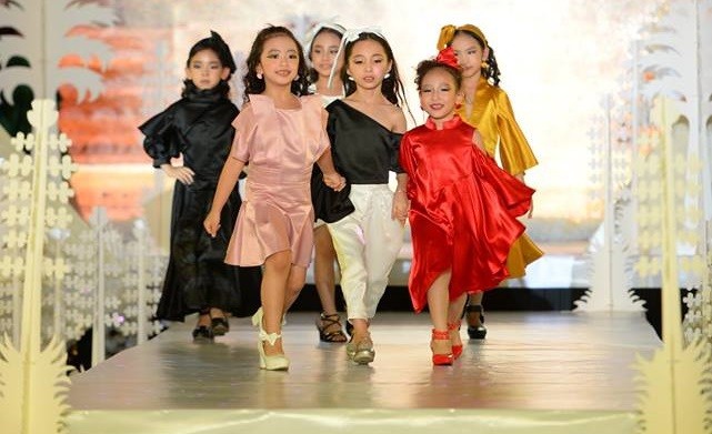 Mẫu nhí tham gia trình diễn tại Lễ công bố Tuần lễ thời trang trẻ em quốc tế Việt Nam 2019, tối 21/4 tại Hà Nội. 