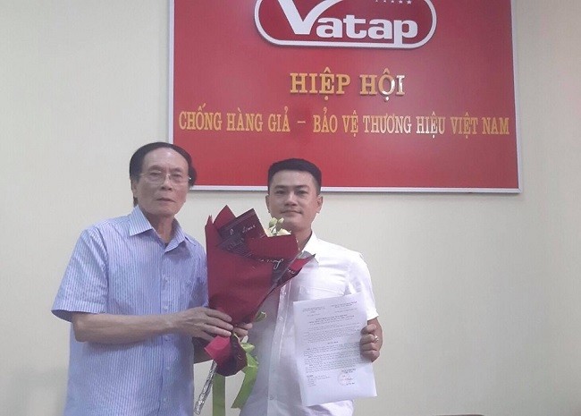 Nhà báo Nguyễn Viết Hưng (phải) -  Phó chủ tịch Hiệp hội VATAP giữ chức vụ Tổng biên tập Tạp chí Hàng hóa và Thương hiệu. 