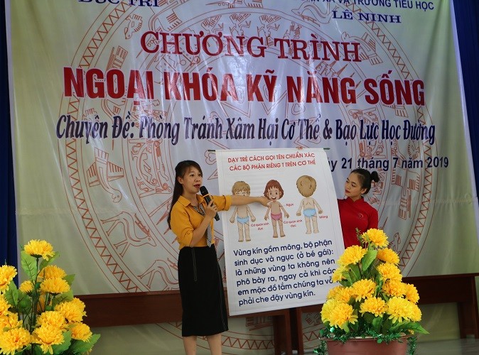 Các thầy cô hướng dẫn, thực hành các tình huống, trang bị kỹ năng sống cho học sinh trường tiểu học Lê Ninh.