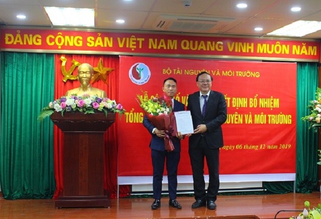 Thứ trưởng Bộ TN&MT Lê Công Thành trao Quyết định bổ nhiệm ông Đào Xuân Hưng làm Tổng Biên tập Tạp chí Tài nguyên và Môi trường.