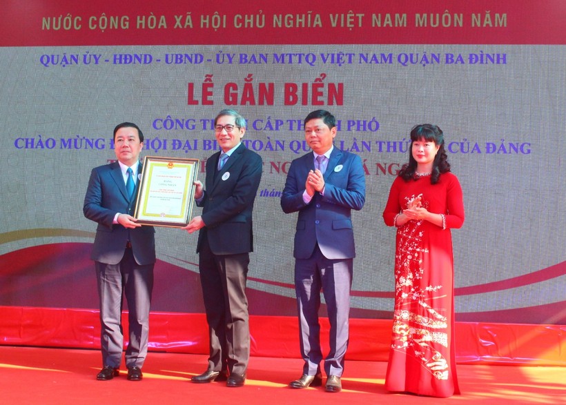 Phó Chủ tịch UBND TP Hà Nội Chử Xuân Dũng (ngoài cùng bên trái) trao bằng công nhận công trình cấp Thành phố.