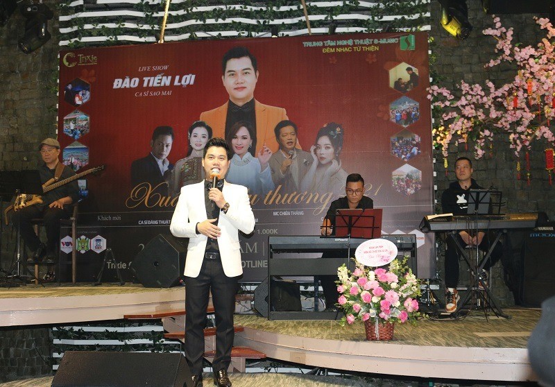 Ca sĩ Đào Tiến Lợi trong đêm nhạc từ thiện "Xuân yêu thương 2021".