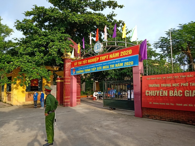 Khu vực cổng trường THPT Chuyên Bắc Giang (tỉnh Bắc Giang).