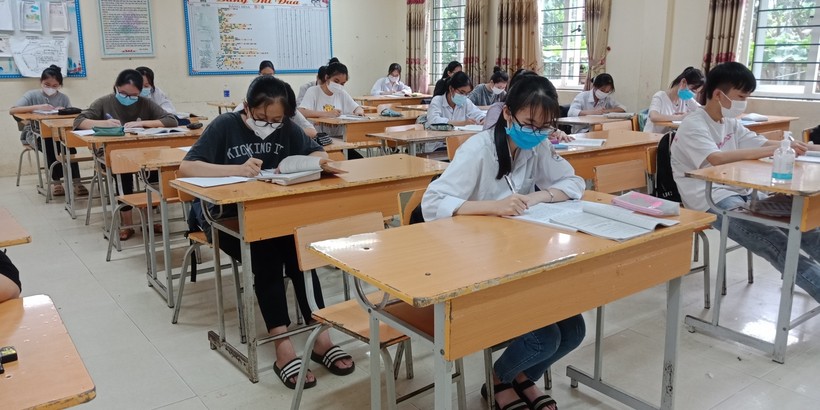 Học sinh lớp 9 tại huyện Việt Yên trở lại trường ôn tập, đảm bảo phòng dịch Covid-19.