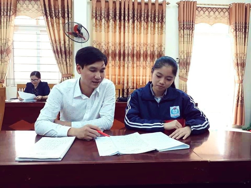 Thầy Nguyễn Văn Hùng - Phó Hiệu trưởng Trường THCS thị trấn Thắng giảng bài cho học sinh.