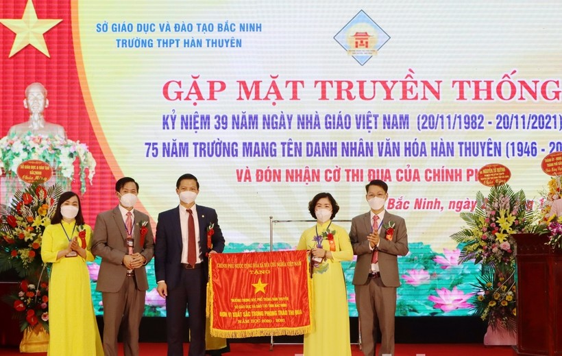 Phó Chủ tịch Thường trực UBND tỉnh Bắc Ninh Vương Quốc Tuấn (thứ 3 từ trái sang) trao tặng Cờ thi đua của Chính phủ cho Trường THPT Hàn Thuyên.
