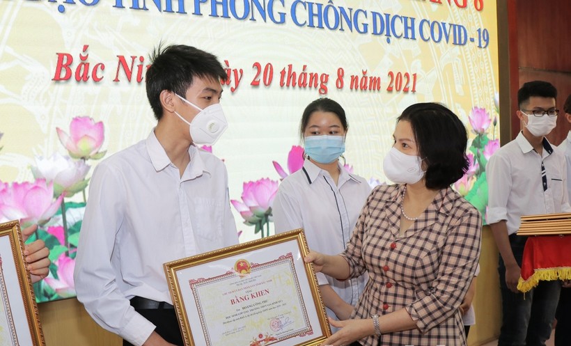 Chủ tịch UBND tỉnh Nguyễn Hương Giang trao Bằng khen cho các thủ khoa toàn quốc và thủ khoa cấp tỉnh tại Kỳ thi THPT năm học 2020 - 2021.