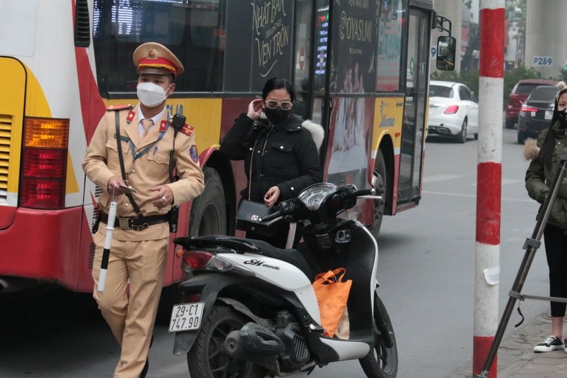 Lực lượng CSGT dừng xe, kiểm tra lái xe không đội mũ bảo hiểm.