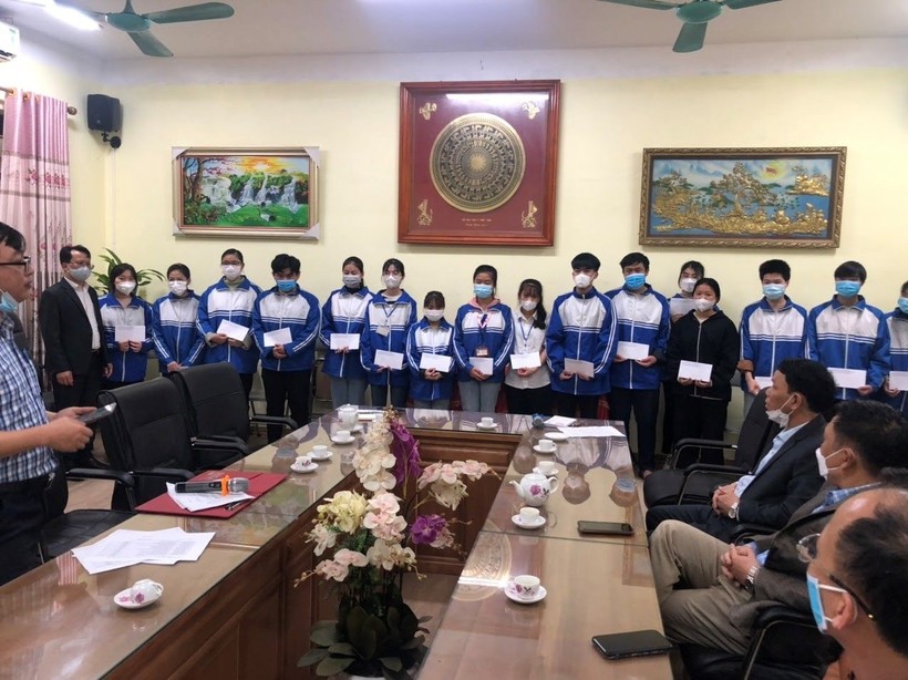 Trao học bổng Nguyễn Kim Thúy cho các em học sinh trường THPT Thuận Thành số 1.
