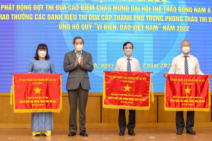 Thừa ủy quyền, Bí thư Quận ủy Ba Đình Hoàng Minh Dũng Tiến trao cờ thi đua của Thành phố cho các đơn vị đạt thành tích cao.